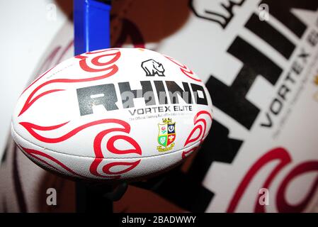Der neue Rugby-Ball der Rhino Lions wird am ersten Tag der Rugby Expo 2012 ausgestellt Stockfoto