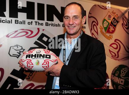 Chief Executive Officer von Rhino Reg Clark posiert mit dem neuen Rugbyball der Rhino Lions Tour am ersten Tag der Rugby Expo 2012 Stockfoto