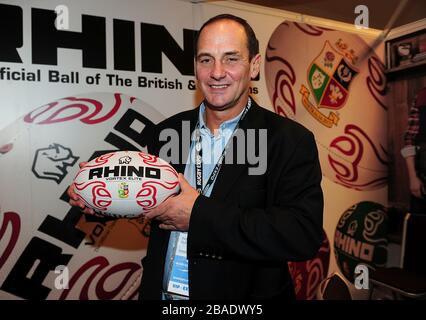 Chief Executive Officer von Rhino Reg Clark posiert mit dem neuen Rugbyball der Rhino Lions Tour am ersten Tag der Rugby Expo 2012 Stockfoto