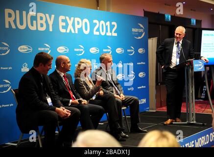IRB Tournament Operations Manager Beth Coulter (Center) spricht am Ende des Tages eine der Rugby Expo 2012 als ESPN Rugby-Kommentator Nick Mullins (rechts), Rugby Union von Russion Executive Vice-President Howard Thomas (rechts 2), Hong Kong RFU CEO Ian McMahon (links 2) Und USA Sevens Tournament Director Dan Lyle (links) sehen Sie weiter Stockfoto