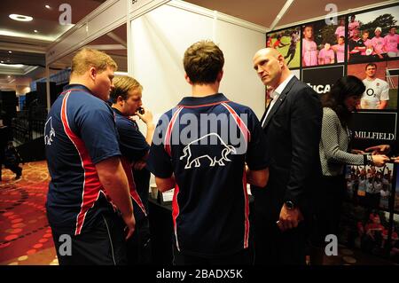 Der ehemalige England-Kapitän Lawrence Dallaglio (rechts) chattet an Tag zwei der Rugby Expo 2012 die Menschen rund um die Ausstellungsstände Stockfoto