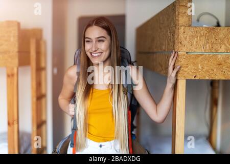 Junge Touristin, die in der Jugendherberge wohnt Stockfoto