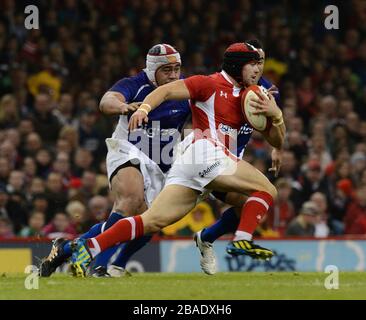 Wales' Leigh Halfpenny (rechts) in Aktion Stockfoto