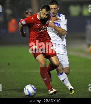 Anthony Kay von MK Dons und Jake Cassidy von Tranmere (rechts) Stockfoto