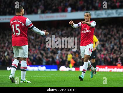 Arsenals Theo Walcott (rechts) feiert sein Tor mit Teamkollege Alex Oxlade-Chamberlain gegen Tottenham Hotspur Stockfoto