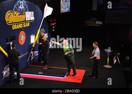 Andy Hamilton im Einsatz während seines zweiten Vorrundenspiels gegen Gary Anderson Stockfoto