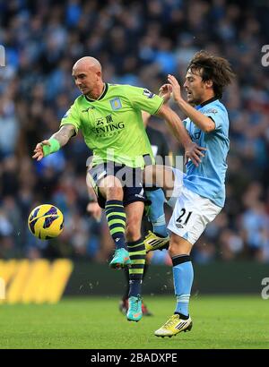 Stephen Ireland (links) von Aston Villa und David Silva (rechts) von Manchester City kämpfen um den Ball Stockfoto