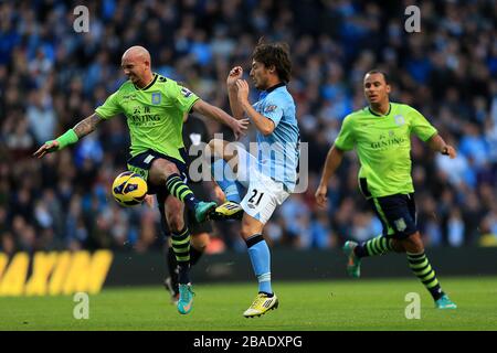 Stephen Ireland (links) von Aston Villa und David Silva (Mitte) von Manchester City kämpfen um den Ball Stockfoto