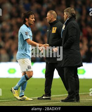 David Silva von Manchester City (links) mit Manager Roberto Mancini (rechts) Stockfoto