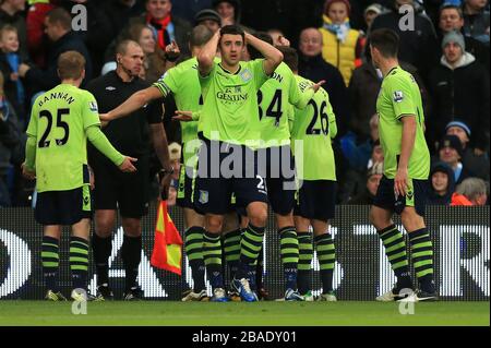 Spieler von Aston Villa appellieren an Schiedsrichter Adrian Holmes (zweite links), nachdem Manchester City einen Elfmeter erhalten hat Stockfoto