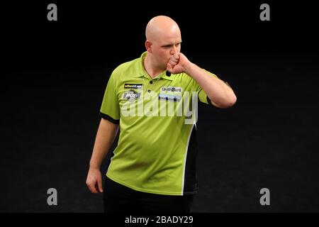 Michael van Gerwen feiert das Spiel gegen Dean Winstanley, um das Finale des Grand Slam of Darts zu erreichen Stockfoto