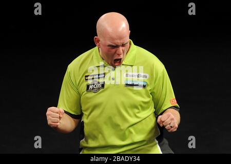 Michael van Gerwen feiert das Spiel gegen Dean Winstanley, um das Finale des Grand Slam of Darts zu erreichen Stockfoto