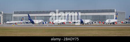 München, Deutschland - 27. März. 2020: Wegen der Koronakrise wurden die Flugzeuge der Lufthansa am Flughafen München außer Dienst gestellt Stockfoto