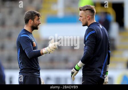 Charllton Athletic Torhüter Ben Hamer erhält beim Aufwärmen Rat von Torwarttrainer Ben Roberts (links) Stockfoto