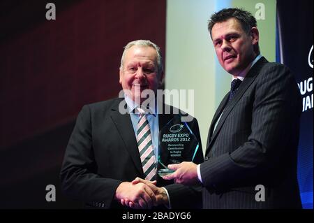 Gewinner des hervorragenden Beitrags zum Rugby Bill Beaumont CBE (l) mit seiner Plakette bei den Rugby Expo Awards 2012 und Abendessen im LIVE Room, Twickenham. Stockfoto