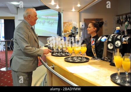 VIP-Gast bei Lingfield-Rennen Stockfoto