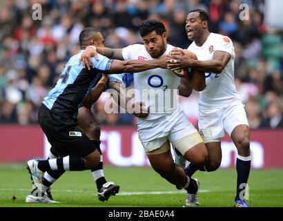 Englands Manu Tuilagi griff von Fijis Samu Wara in Angriff Stockfoto