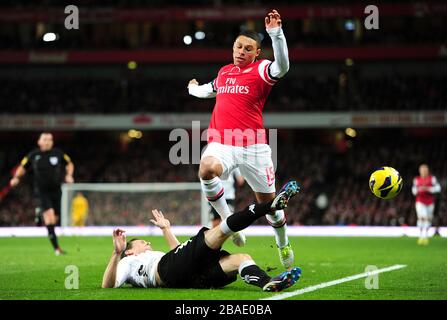 Fulhams Sascha Riether (links) rutscht auf Arsenals Alex Oxlade-Chamberlain (rechts) ein Stockfoto