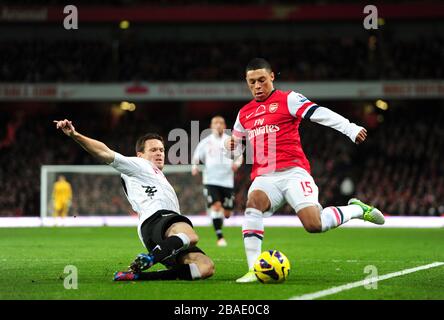 Fulhams Sascha Riether (links) rutscht auf Arsenals Alex Oxlade-Chamberlain (rechts) ein Stockfoto