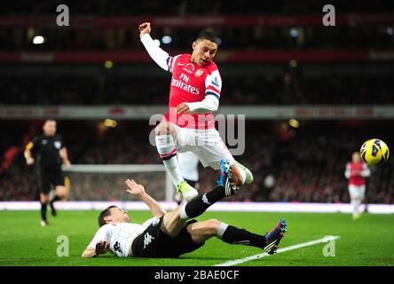 Fulhams Sascha Riether (links) rutscht auf Arsenals Alex Oxlade-Chamberlain (rechts) ein Stockfoto