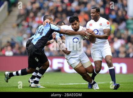 Englands Manu Tuilagi griff von Fijis Samu Wara in Angriff Stockfoto