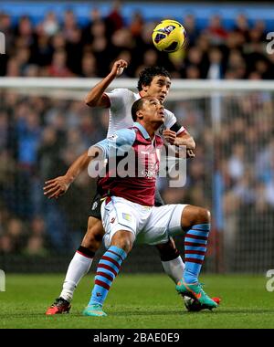 Gabriel Agbonlahor (vorne) von Aston Villa und Rafael da Silva von Manchester United kämpfen um den Ball Stockfoto