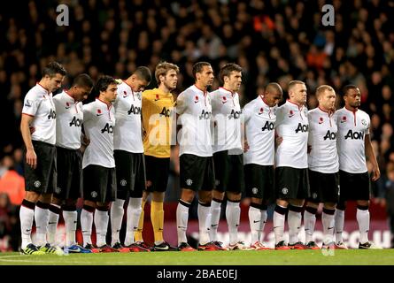 Spieler von Manchester United beobachten zu Ehren des Remembrance Day eine Schweigeminute. Stockfoto