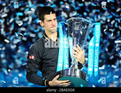 Serbiens Novak Djokovic feiert mit dem Pokal, nachdem er den Schweizer Roger Federer besiegt hat Stockfoto