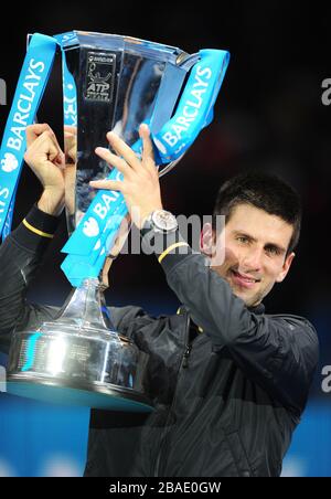 Serbiens Novak Djokovic feiert mit dem Pokal, nachdem er den Schweizer Roger Federer besiegt hat Stockfoto