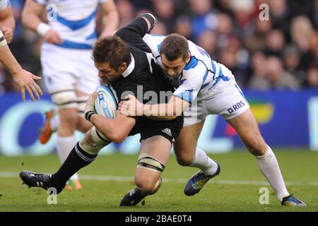 Schottlands Greig Laidlaw (rechts) greift Neuseelands Richie McCaw (links) an Stockfoto