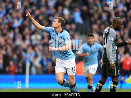 Der Manchester-City-Edin Dzeko (links) feiert, nachdem er das zweite Tor seines Teams erzielt hat Stockfoto