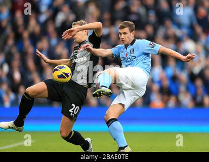 Der Manchester-City-Edin Dzeko (rechts) erzielt das zweite Tor seines Teams Stockfoto