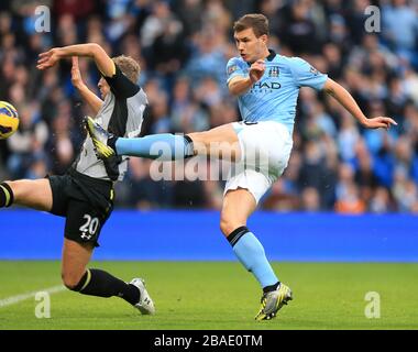 Der Manchester-City-Edin Dzeko (rechts) erzielt das zweite Tor seines Teams Stockfoto