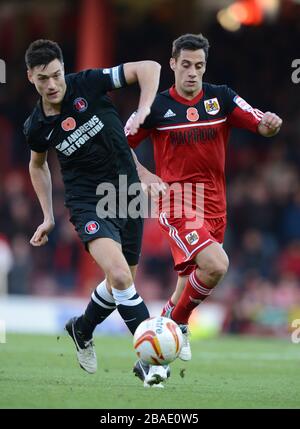 In Aktion sind Sam Baldock (rechts) von Bristol City und Johnnie Jackson (links) von Charlton Athletic Stockfoto