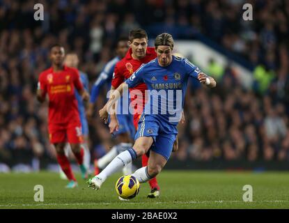 Chelseas Fernando Torres (rechts) und Liverpools Steven Gerrard (hinten) kämpfen um den Ball Stockfoto
