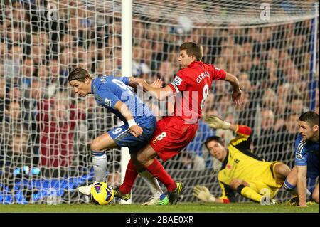 Liverpools Steven Gerrard (rechts) und Chelseas Fernando Torres (links) kämpfen um den Ball Stockfoto