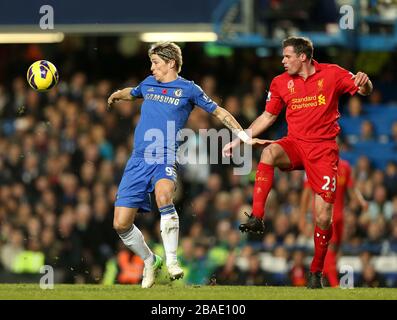 Chelseas Fernando Torres (links) und Liverpools Jamie Carragher (rechts) kämpfen um den Ball Stockfoto