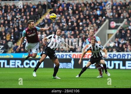 Kevin Nolan (links) von West Ham United hat einen Schuss aufs Tor Stockfoto