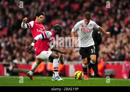 Fulhams Alex Kacaniklic (rechts) kämpft um den Ball mit Arsenals Mikel Arteta (links) und Bacary Sagna (Mitte) Stockfoto