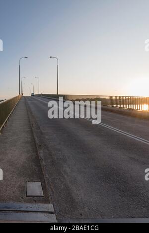 Sonnenaufgang über die singende Brücke, die sich mit den Küstenstädten Tea Gardens und Hawks Nest an der Nordküste von New South Wales in Australien verbindet Stockfoto