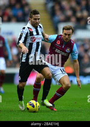Die Yohan Cabaye (links) von Newcastle United und Mark Noble (rechts) von West Ham United sind in Aktion Stockfoto