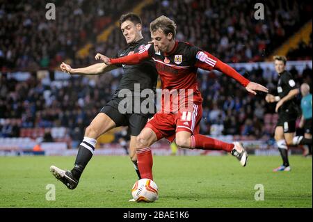 Martyn Woolford von Bristol City und Johnnie Jackson von Charton Athletic (links) Stockfoto