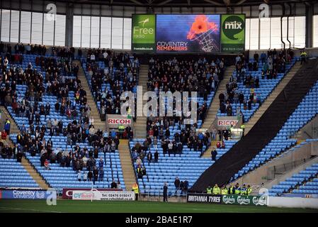 Fans von Coventry City auf den Tribünen beobachten die Schweigeminute Stockfoto