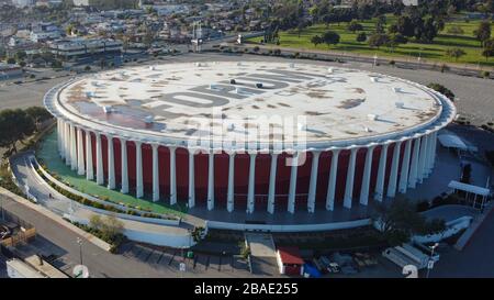 Allgemeine Gesamtansicht des Forums, Donnerstag, 26. März 2020, in Inglewood, Kalifornien, erreichte LA Clippers Besitzer Steve Ballmer eine Vereinbarung, das Forum am Dienstag, 24. März 2020 für 400 Millionen Dollar in bar über eine neue Einheit, CAPPS LLC, zu erwerben. Das Abkommen, das voraussichtlich im zweiten Quartal 2020 geschlossen werden wird, sollte den Weg für das neue Arena-Projekt Clippers ebnen. Das Team kündigte im vergangenen Jahr Pläne für eine privat finanzierte Arena mit 18.500 Plätzen, einen Teamkomplex und ein Gemeindezentrum an, die neben dem SoFi Stadium am West Century Blvd. Zwischen South Prairie Ave liegen werden Stockfoto