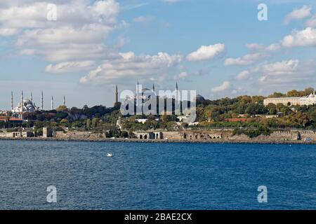 Der Baum säumte das Gelände des Topkapi-Palastes mit seinen befestigten Wänden entlang der Küstenlinie der Bosporus-Straße. Stockfoto