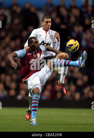 Christian Benteke von Aston Villa (links) und Chris Smalling von Manchester United kämpfen um den Ball Stockfoto
