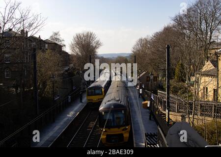 SALTAIRE, ENGLAND - 25/3/2020 - zwei Züge der Northern Rail parkten im Bahnhof Saltaire während der Pandemiesperre COVID-19 Stockfoto