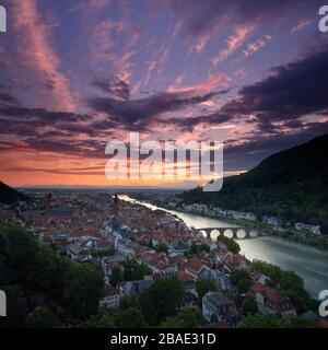 Schöner Luftblick in Heidelberg bei einem ruhigen, aber dramatischen Sonnenuntergang Stockfoto