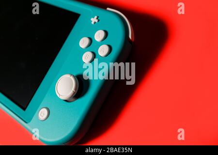 LONDON - 12. MÄRZ 2020: Tragbare Videospielkonsole Nintendo Switch Lite Stockfoto