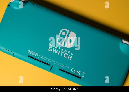 LONDON - 12. MÄRZ 2020: Tragbare Videospielkonsole Nintendo Switch Lite Stockfoto